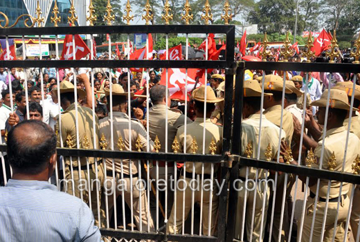 Raitha Sangha stages protest 1